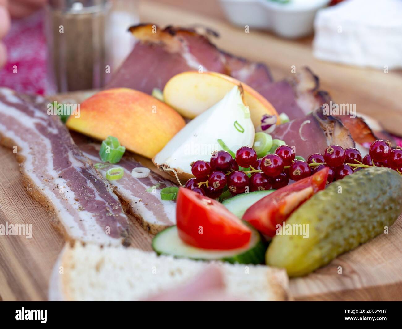 Wandern auf dem zweiten Talweg, Erfrischungen und Snacks im Kreuzmoos-Wanderheim Stockfoto