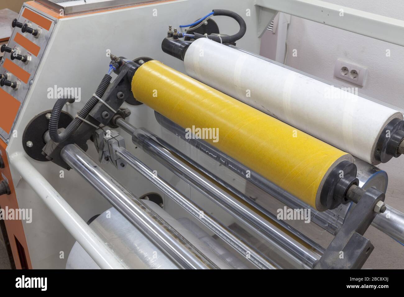Maschine zum Wickeln von Stretchfolie auf Papierrohren Stockfoto