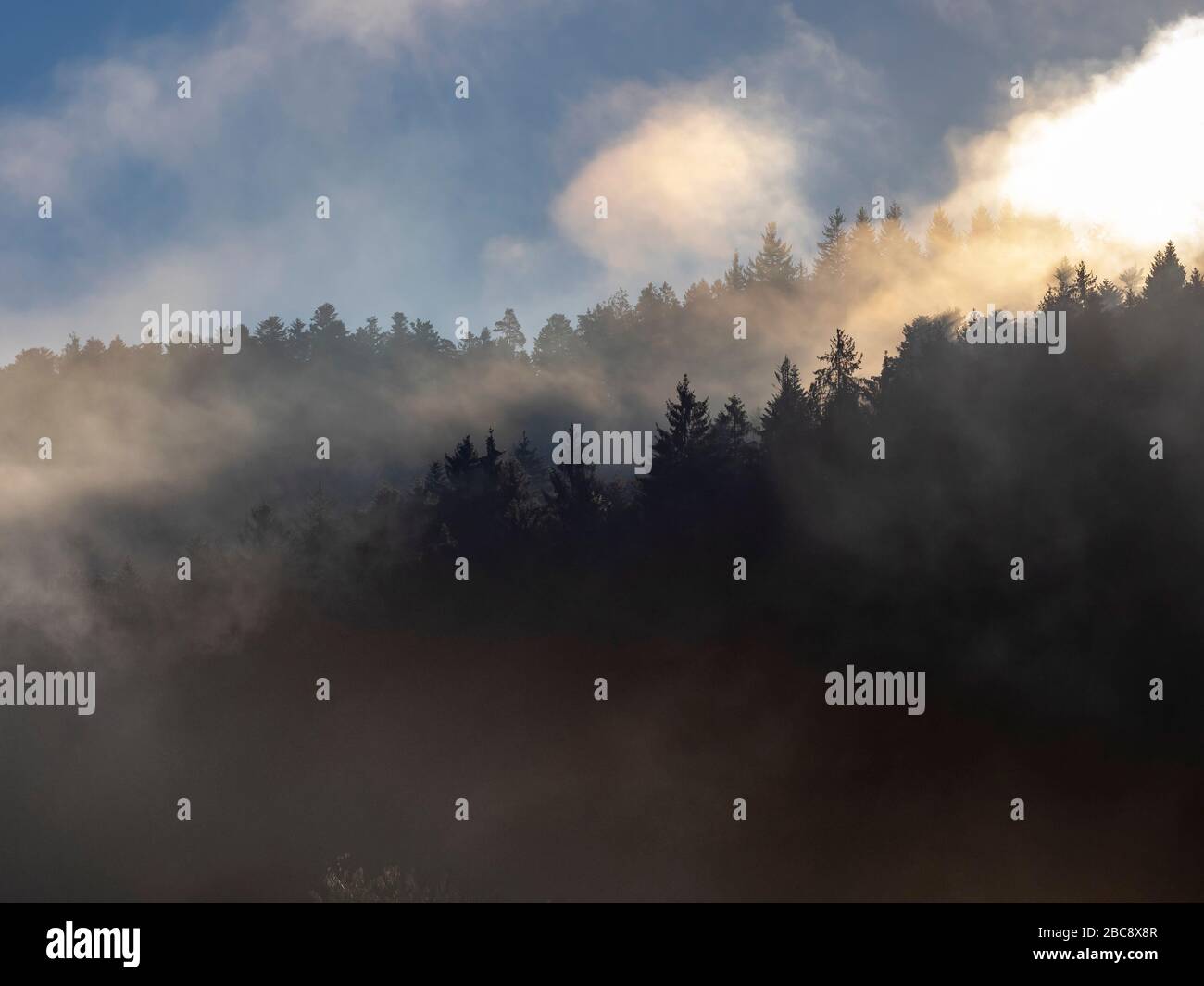 Nebelwolken, Morgensonne und Bergketten in der Nähe des Bildsteins Stockfoto