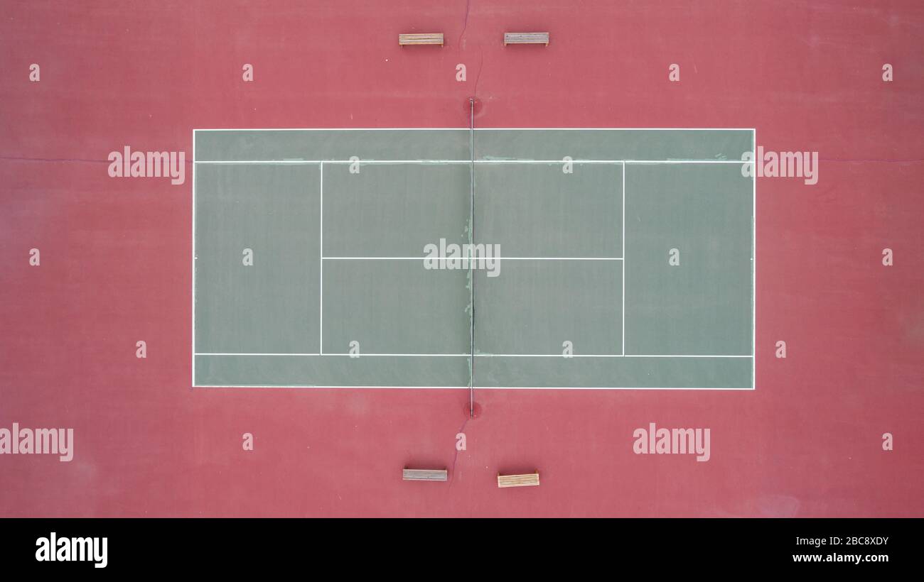 Blick auf einen alten Tennisplatz, auf dem Spiele stattfinden Stockfoto