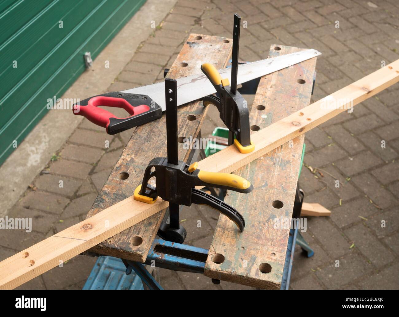 park Auto procent DIY mit den Quick Ratching Bar Klemmen in der Arbeitszone, um ein  Holzwerkstück während des Säens auf einer B&D Workmate-Werkbank zu halten  Stockfotografie - Alamy