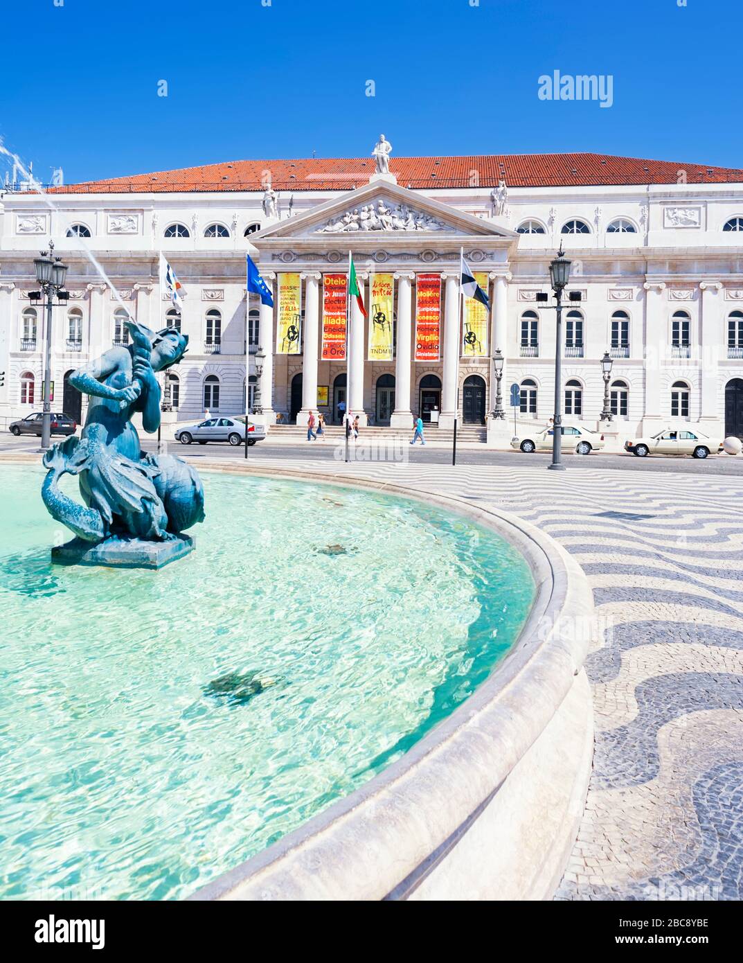 Statuen und Brunnen vor Lissabon Opera House, Praça Dom Pedro IV (Rossio-Platz), Lissabon, Portugal, Europa Stockfoto