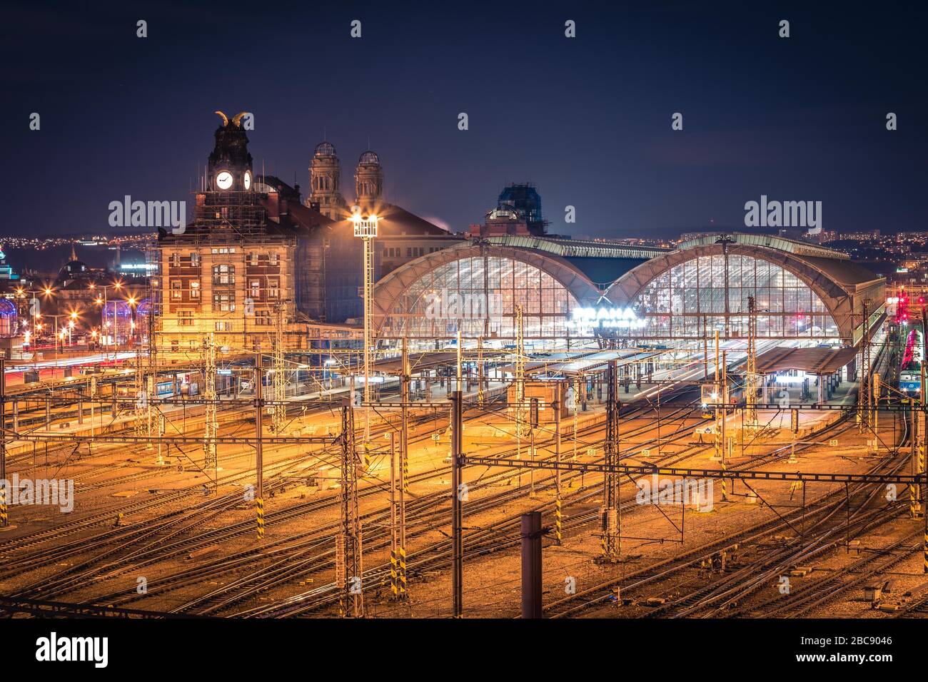 PRAG, TSCHECHIEN, MÄRZ 2020: Nachtansicht der Haupthalle des Prager Hauptbahnhofs. Eisenbahn-Stadtbild mit langer Belichtung. Stockfoto
