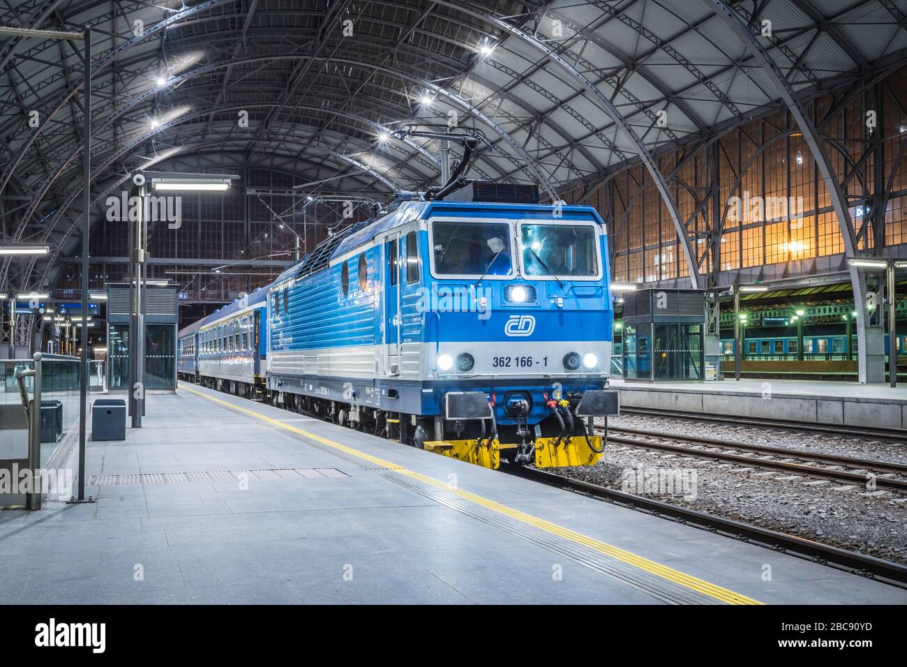 PRAG, TSCHECHIEN, MAI 2020 Prager Hauptbahnhof - der größte Bahnhof in Prag nachts, Ceske Drahy Locomotive, Tschechien. Franz Stockfoto