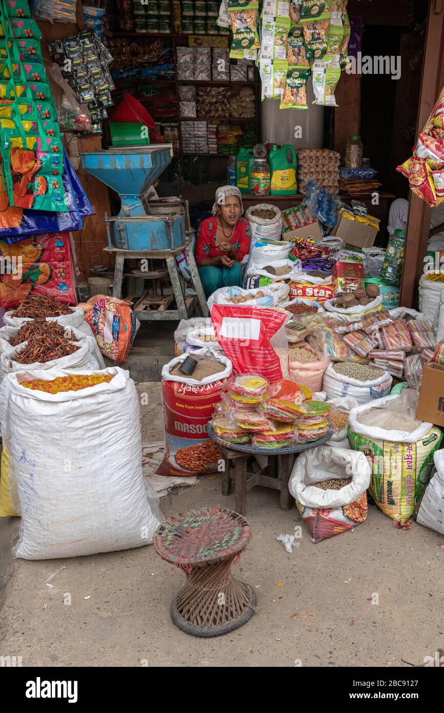 Lebensmittelgeschäft in Arughat Bazar, Nepal Stockfoto