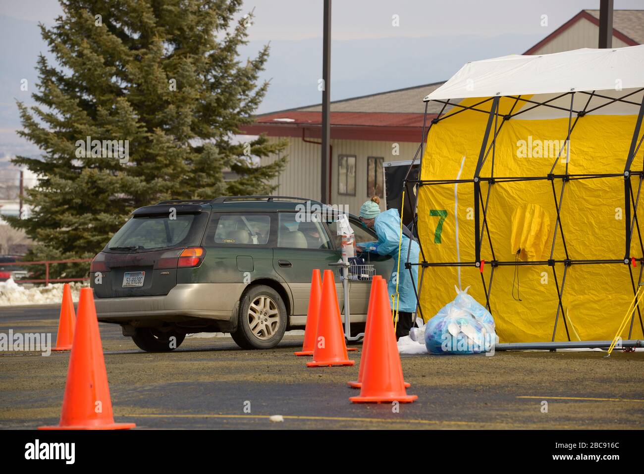 Helena, Montana / US - 20. März 2020: Eine kaukasische Gesundheitsarbeiterin untersucht eine Patientin, indem sie den Sauerstoffgehalt des Blutes mit dem Pulsoximeter überprüft. Stockfoto