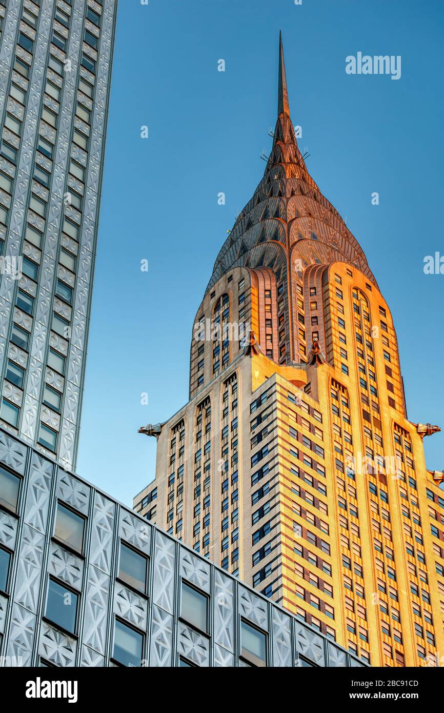 Chrysler Building at Dawn, umrahmt von Socony-Mobil Building. Lexington Avenue an der 42nd Street. Art déco-Bürogebäude mit Wahrzeichen. Stockfoto