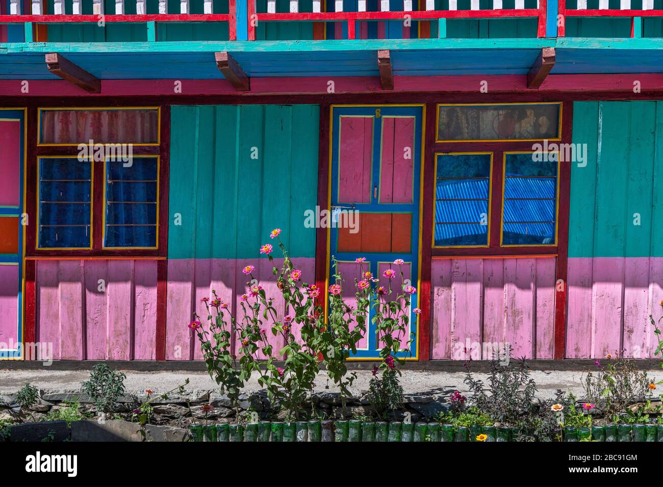 Buntes gasthaus in Ghap in Nepal Stockfoto