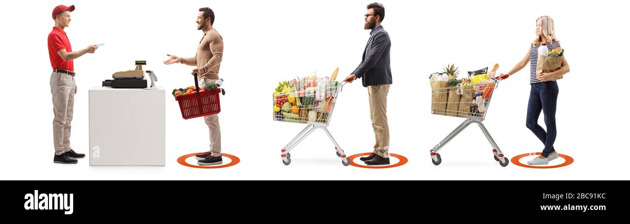 Soziale Distanzierungsmaßnahmen, die in einem Supermarkt an einer Kasse für Menschen angewendet werden, die in einer Linie auf weißem Hintergrund warten Stockfoto