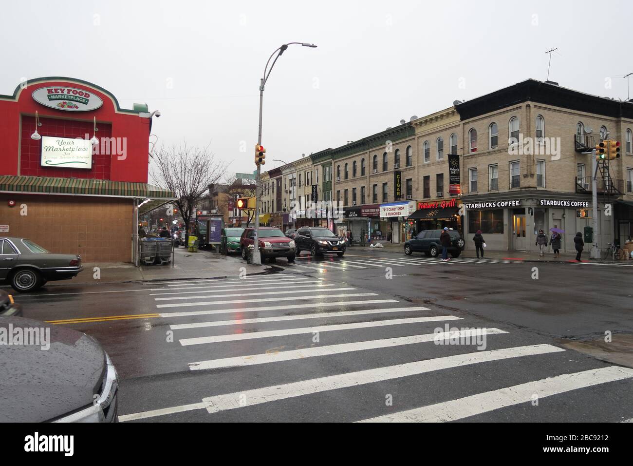 Ecke Bay Ridge Parkway und 3rd Avenue, Brooklyn, im Regen Stockfoto
