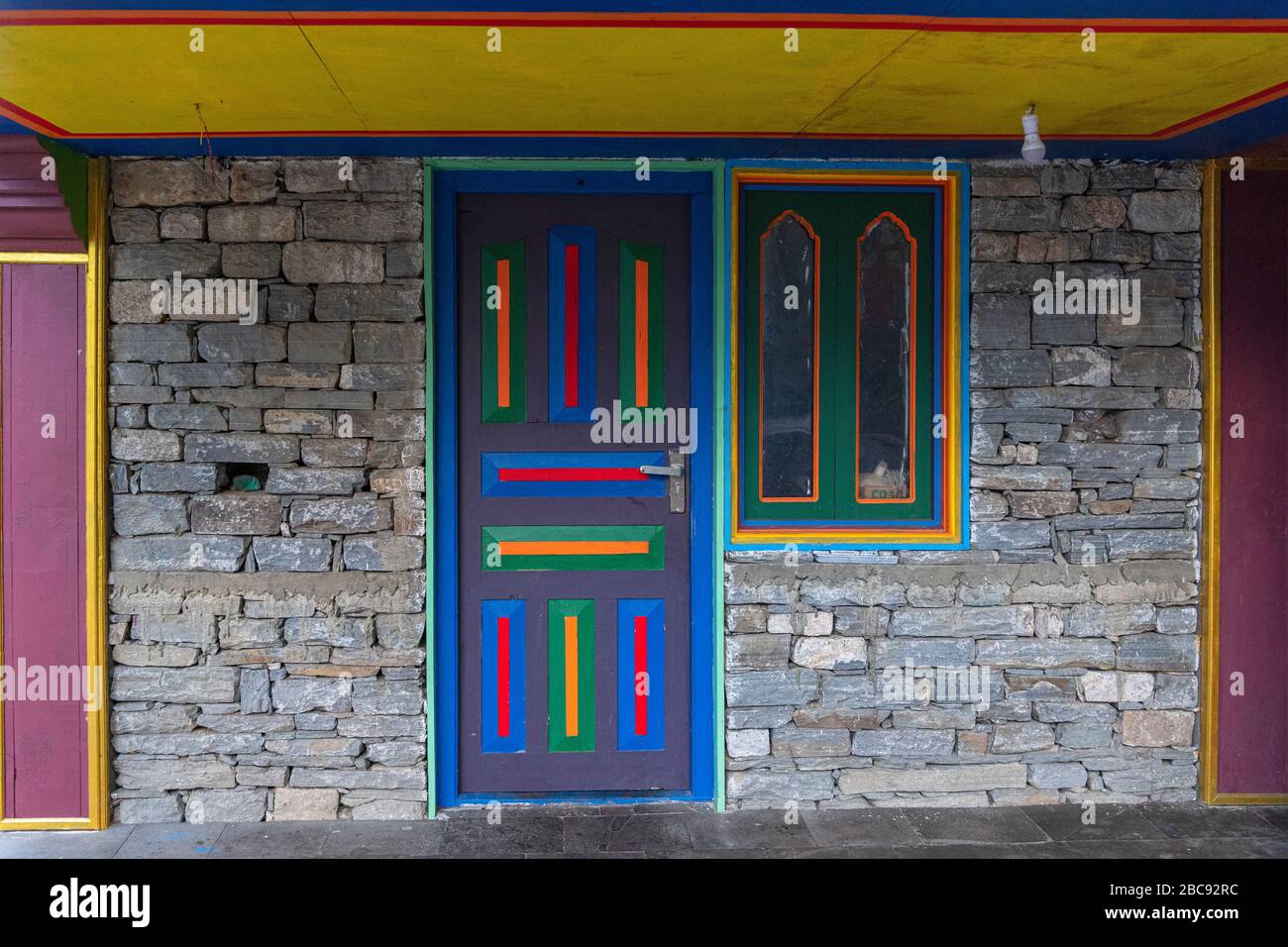 Bunte Tür in Namrung Stockfoto