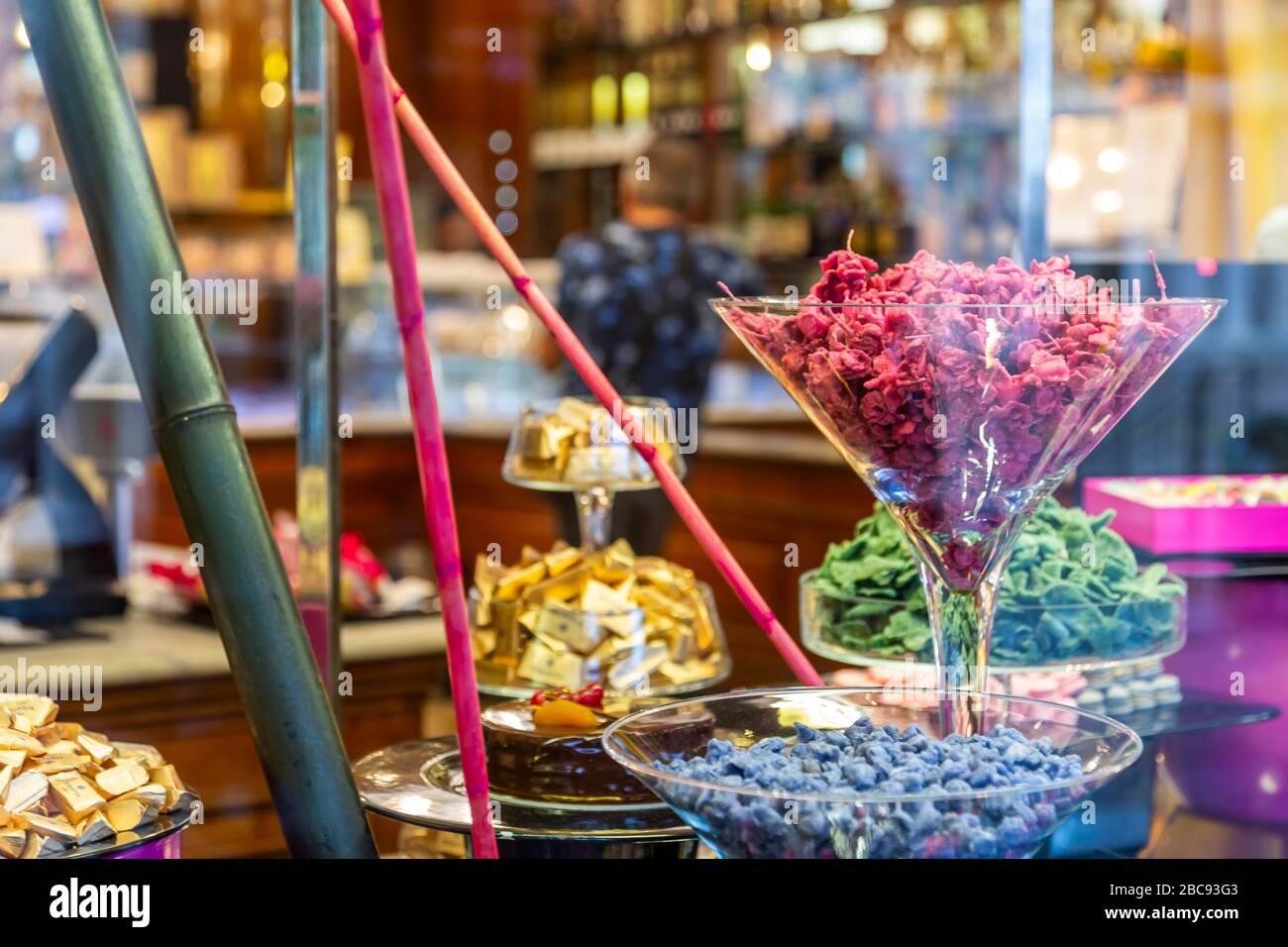 Bunte Süßigkeiten in Schaufenster in der Nähe von San Carlo Platz, Turin, Piemont, Italien, Europa Stockfoto