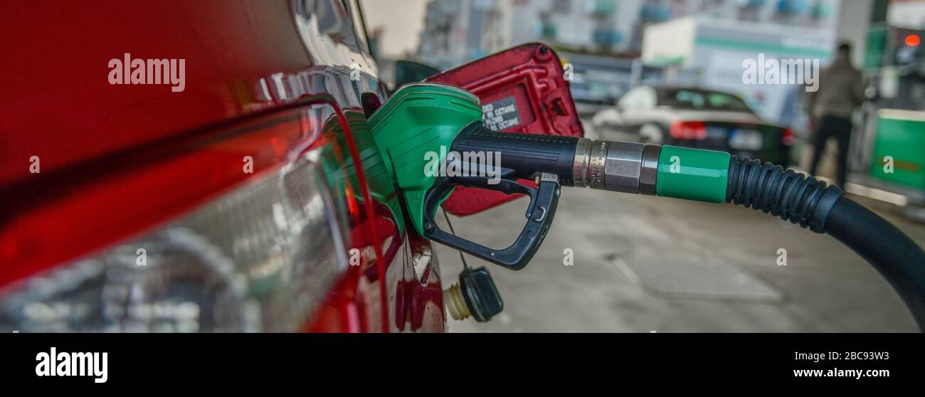 In den Benzintank an der Tankstelle eingelassene Tankdüse zum Befüllen von Benzin, Panorama oder Bannerbild Stockfoto