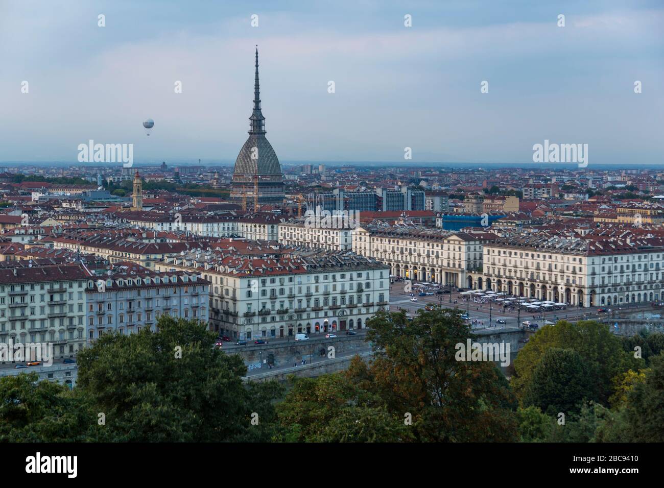 Blick auf Turin und Mole Antonelliana aus Santa Maria del Monte dei Cappuccini in der Dämmerung, Turin, Piemont, Italien, Europa Stockfoto