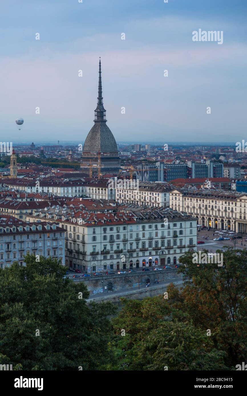 Blick auf Turin und Mole Antonelliana aus Santa Maria del Monte dei Cappuccini in der Dämmerung, Turin, Piemont, Italien, Europa Stockfoto