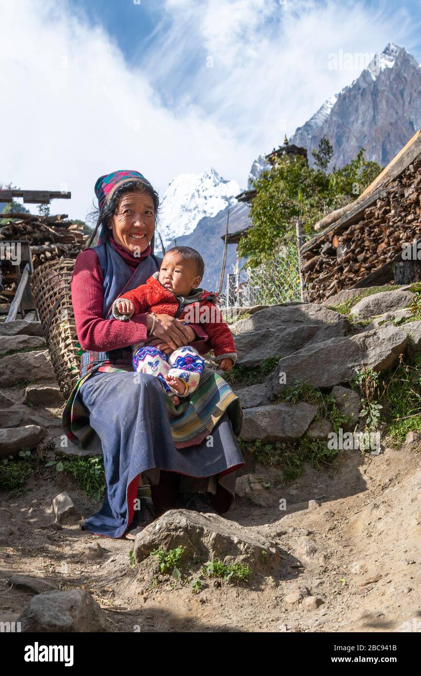 Frau mit Kind in Nepal, Manaslu Circuit, Nepal Stockfoto