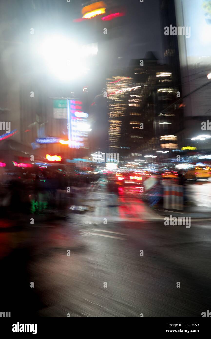 New York Street nachts im Regen, kreativ Stockfoto