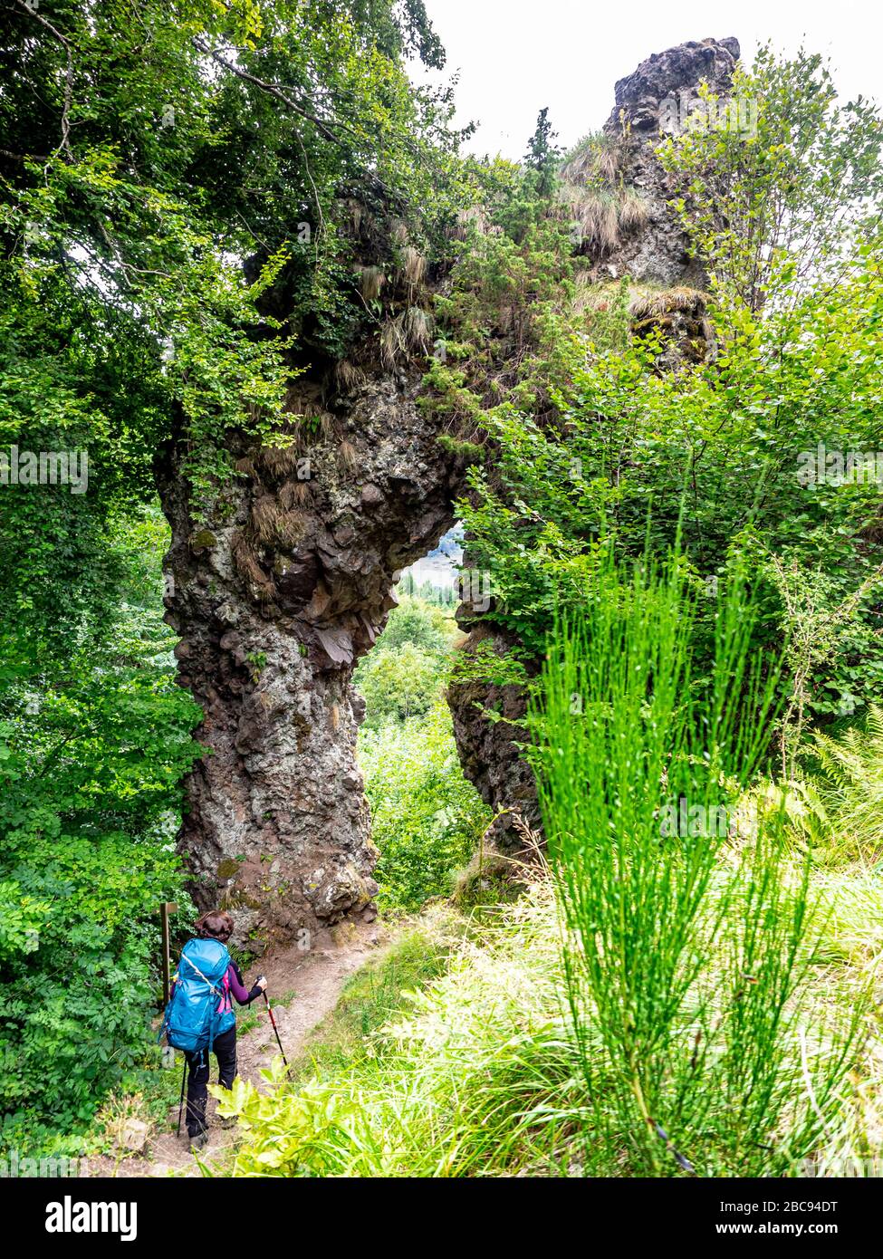 Trekking im Kantal, Vulkanberge in Frankreich, Felsentor La Porte du Lion bei Thiézac Stockfoto