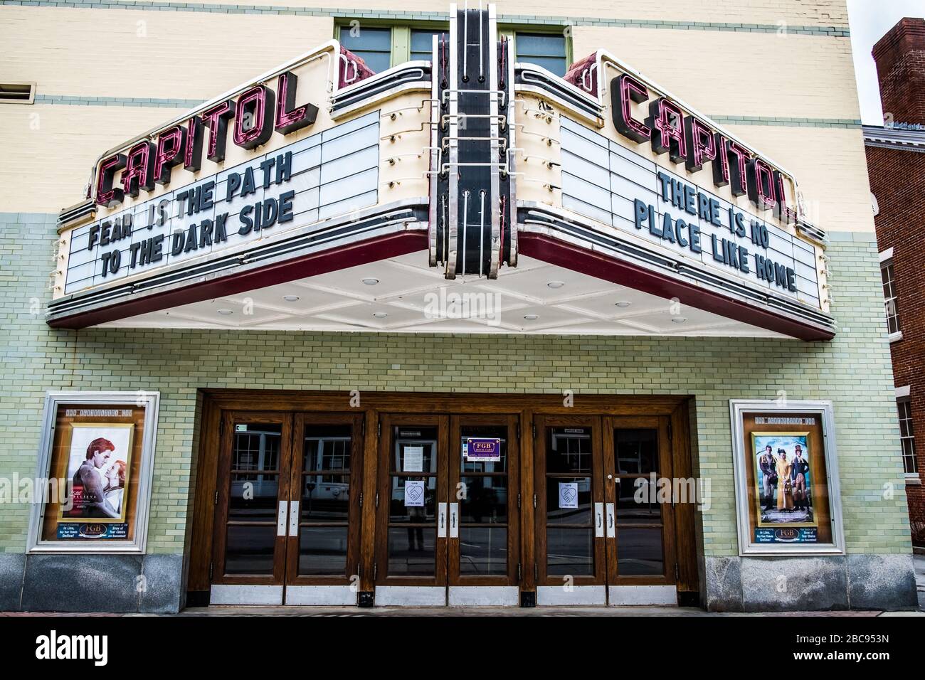 Kino (Capitol Theatre) in Montpelier, VT, USA, geschlossen aufgrund des COVID-19-Virus, zeigt hoffnungsvolle Filmzitate im Festzelt. Stockfoto