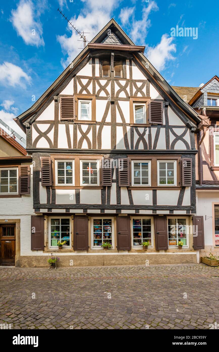 Fachwerkhaus in der historischen Altstadt von Meisenheim am Glan, gut erhaltene mittelalterliche Architektur im nordpfälzischen Hochland, eine Perle Stockfoto