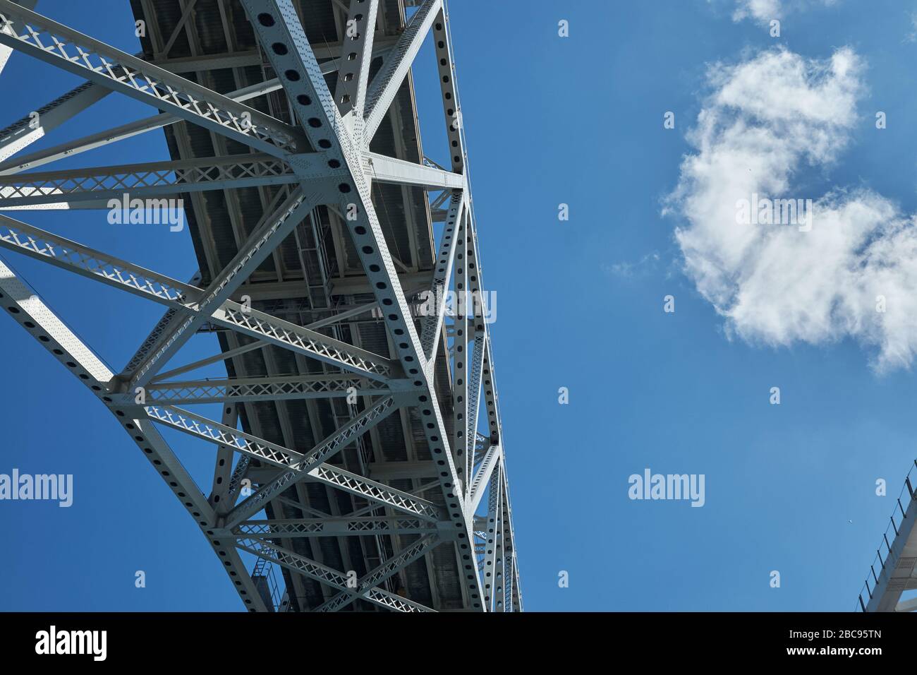 Internationale Blue Water Bridge in Port huron Michigan und Sarnia, Ontario von unten gesehen Stockfoto