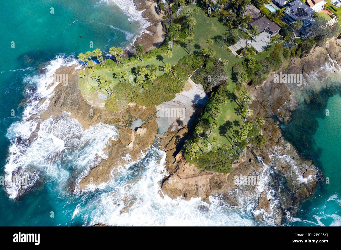 Luftaufnahme mit Blick auf den Two Point Rock in Crescent Bay, Laguna Beach, Kalifornien Stockfoto