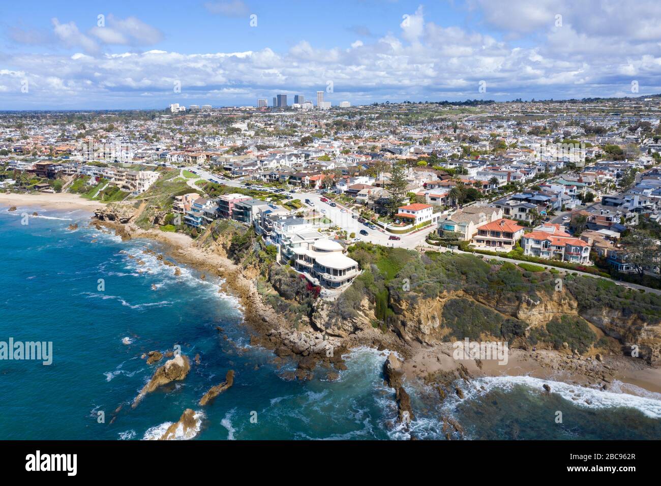 Luftaufnahmen über der schönen Küste von Corona del Mar in Newport Beach, Orange County, Kalifornien Stockfoto