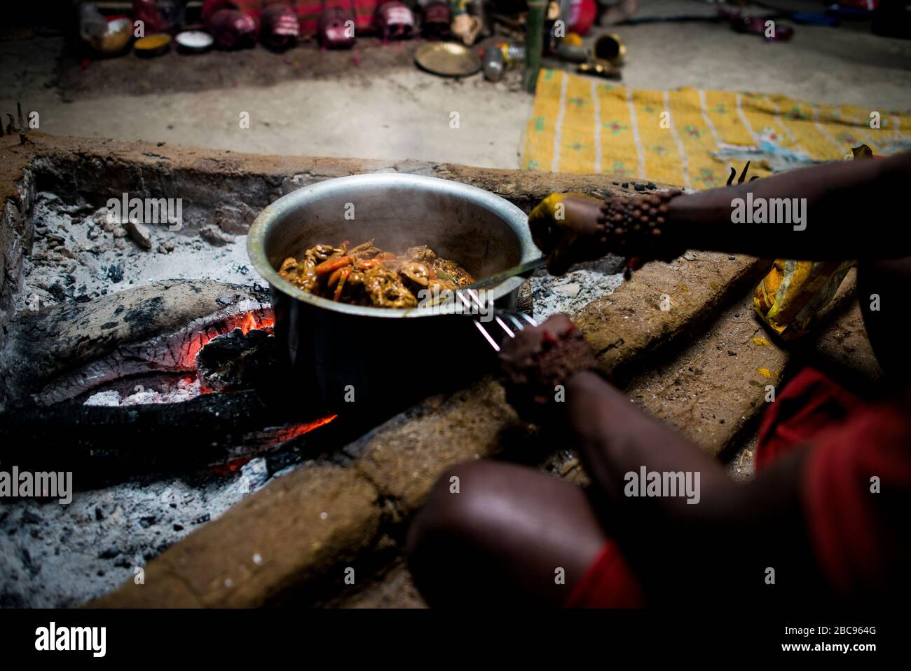 In Varanasi sind die Aghori einer der letzten Kannibalstämme, die sich auch von menschlichem Fleisch ernähren, das aus dem Heiligen Ganges hervorgeht. Stockfoto