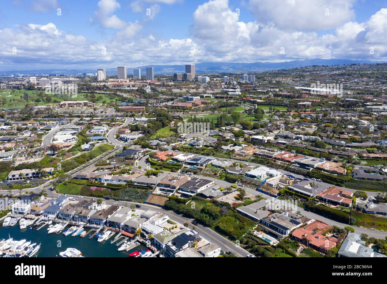 Blick auf die Skyline von Newport Beach Center Stockfoto