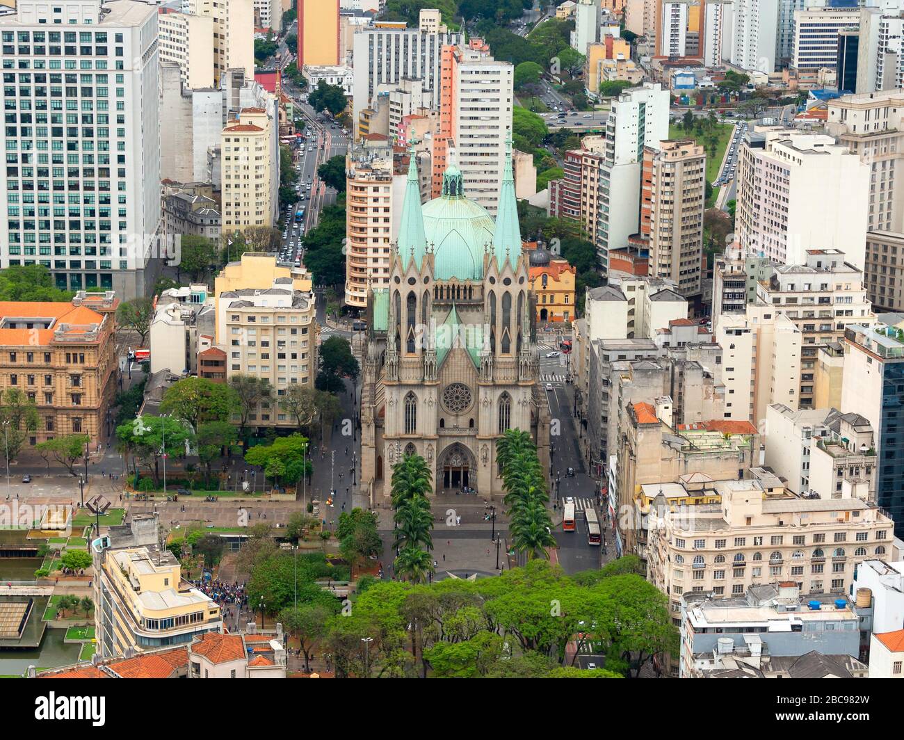 Siehe Metropolitan Cathedral in Sao Paulo, Brasilien Luftaufnahme. Kirche im neugotischen und Renaissance-Stil gebaut. Cathedral Square. Stockfoto