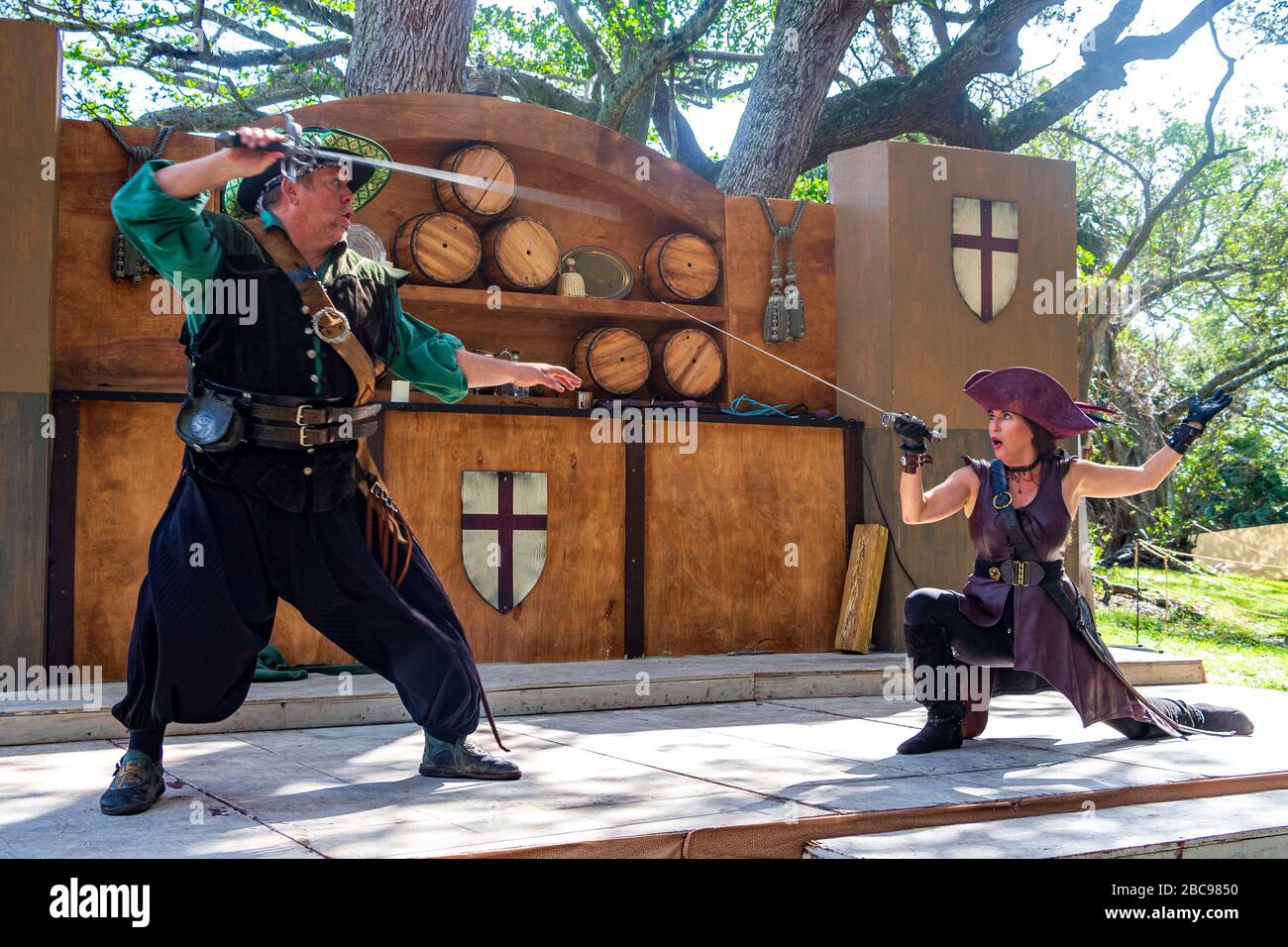 Schwert der Natur der Barmherzigkeit, das auf dem Medieval Festival Camelot Days - Topeekeegee Yugsee (TY) Park, Hollywood, Florida, USA, kämpft Stockfoto