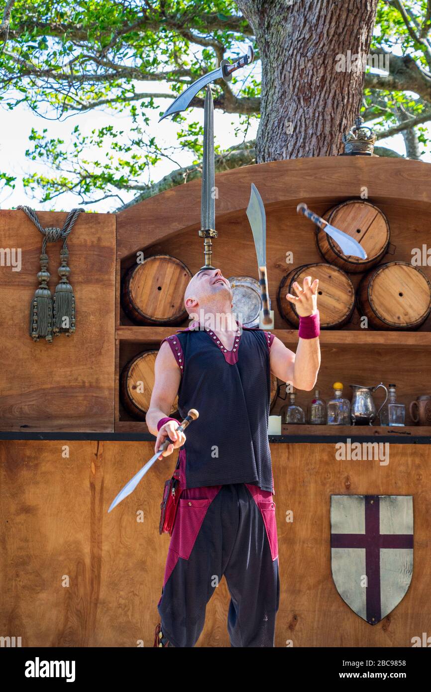 Aaron Bonk jongliert mit Schwertern auf dem Camelot Days Medieval Festival - Topeekeegee Yugsee (TY) Park, Hollywood, Florida, USA Stockfoto