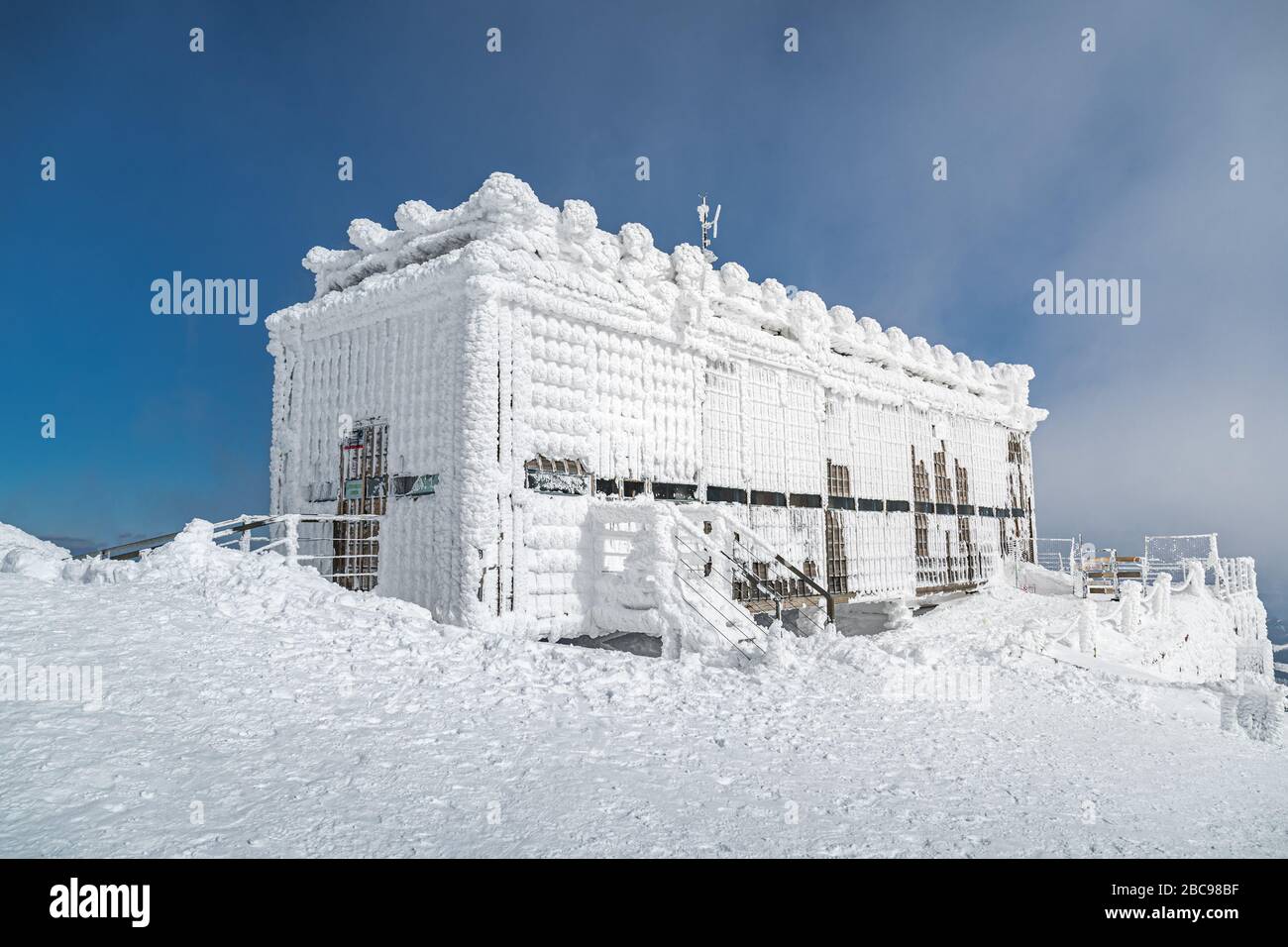 Postowna, das mit Frost bedeckt war, hieß auf Snezka. Der Gipfel des Snezka Bergs im Winter im Krkonose-Gebirge. Tschechische Republik Stockfoto