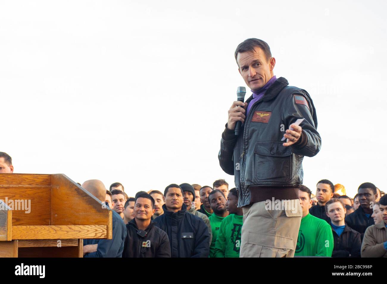 Washington, Vereinigte Staaten. April 2020. Capt Brett Crozier, kommandierender Offizier des Flugzeugträgers USS Theodore Roosevelt (CVN 71), gibt während eines ganzhändigen Anrufs auf dem Flugdeck des Schiffes am 15. Dezember 2019 Bemerkungen. Am 2. April 2020 wurde Capt Crozier von seinem Kommando entbunden, nachdem er Anfang der Woche einen Brief gesendet hatte, in dem er zusätzliche Ressourcen für den Umgang mit einem Coronavirus-Ausbruch auf dem Flugzeugträger forderte. Foto von MC1 Alexander Williams/U.S. Navy/UPI-Kredit: UPI/Alamy Live News Stockfoto