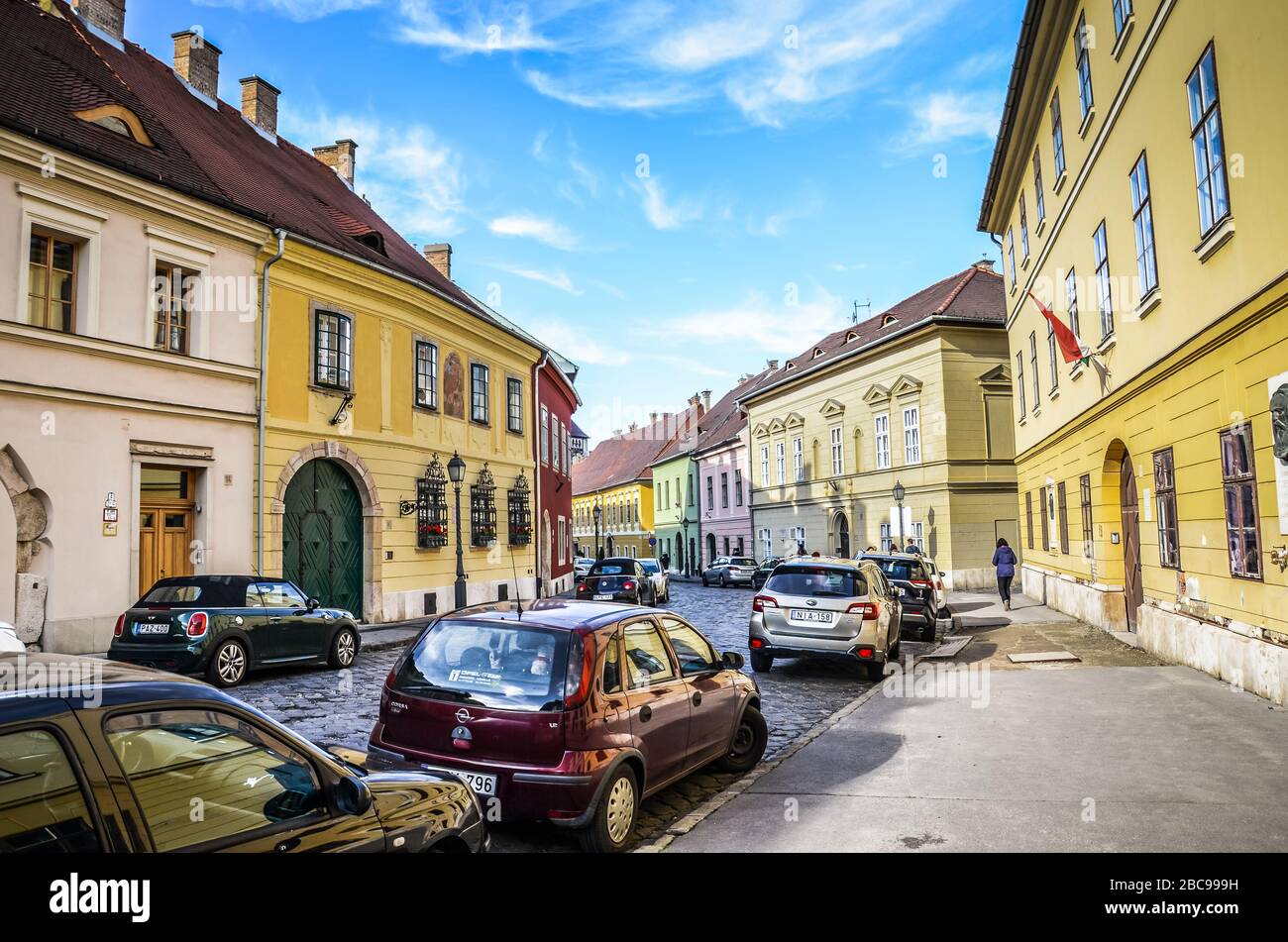 Budapest, Ungarn - 6. November 2019: Schöne historische Straße mit bunten Häusern im historischen Zentrum. Geparkte Autos auf der gepflasterten Straße. Altstadt der ungarischen Hauptstadt. Horizontales Foto. Stockfoto