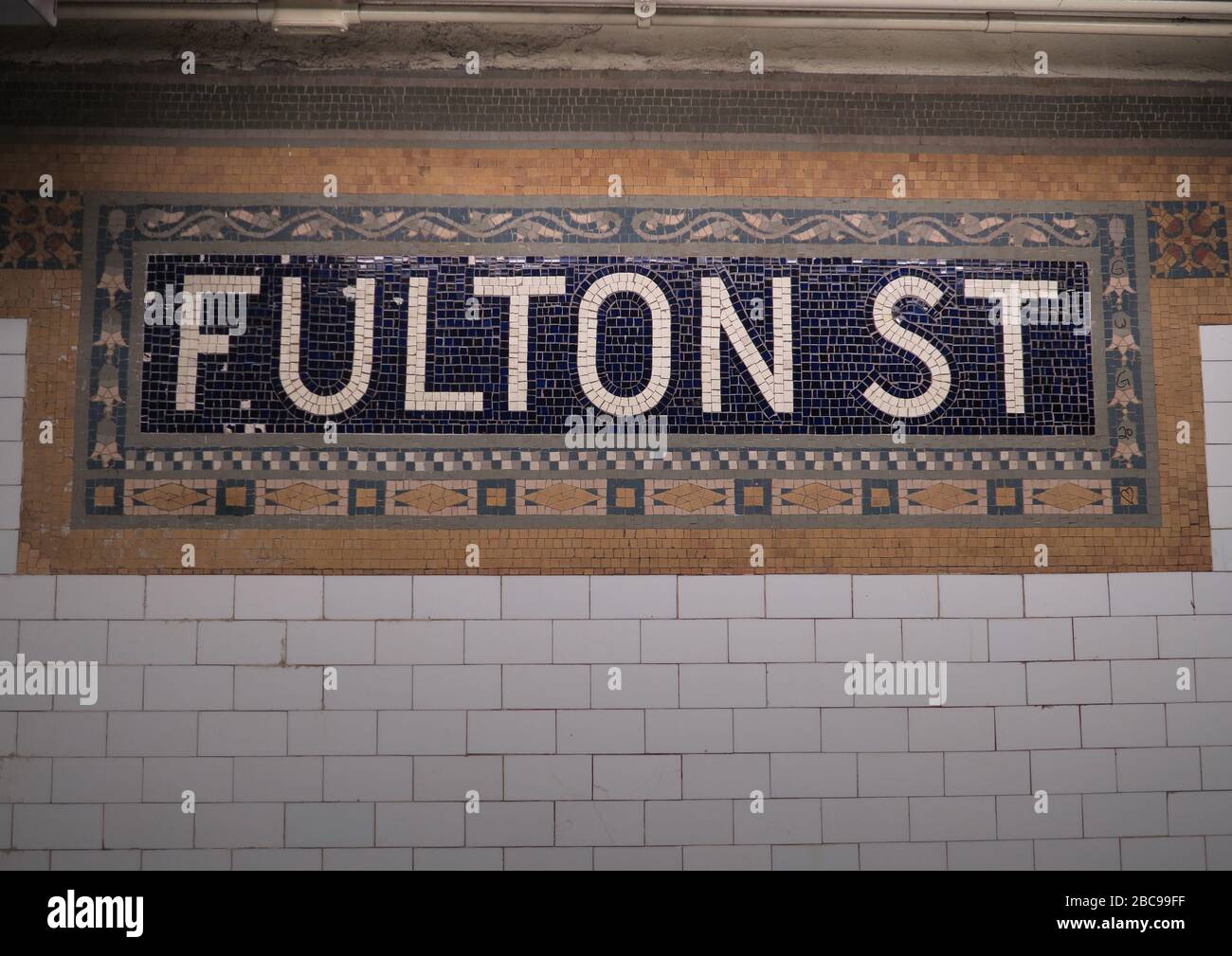 Fulton Street - Mosaik New Yorker U-Bahn-Schild Stockfoto