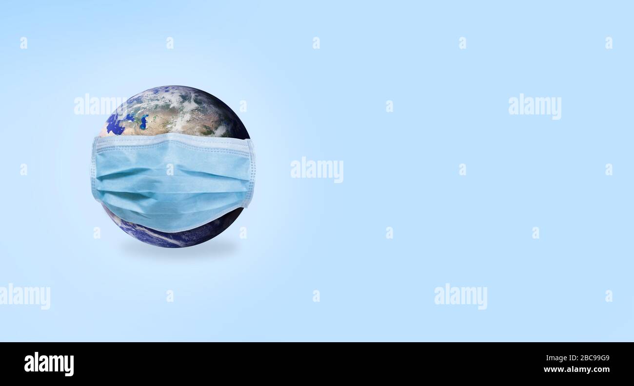 Planet Erde mit chirurgischer medizinischer Gesichtsmaske. Kreative Konzeptillustration mit Kopierbereich auf blauem Hintergrund zur Darstellung der Auswirkungen der Nuve Stockfoto