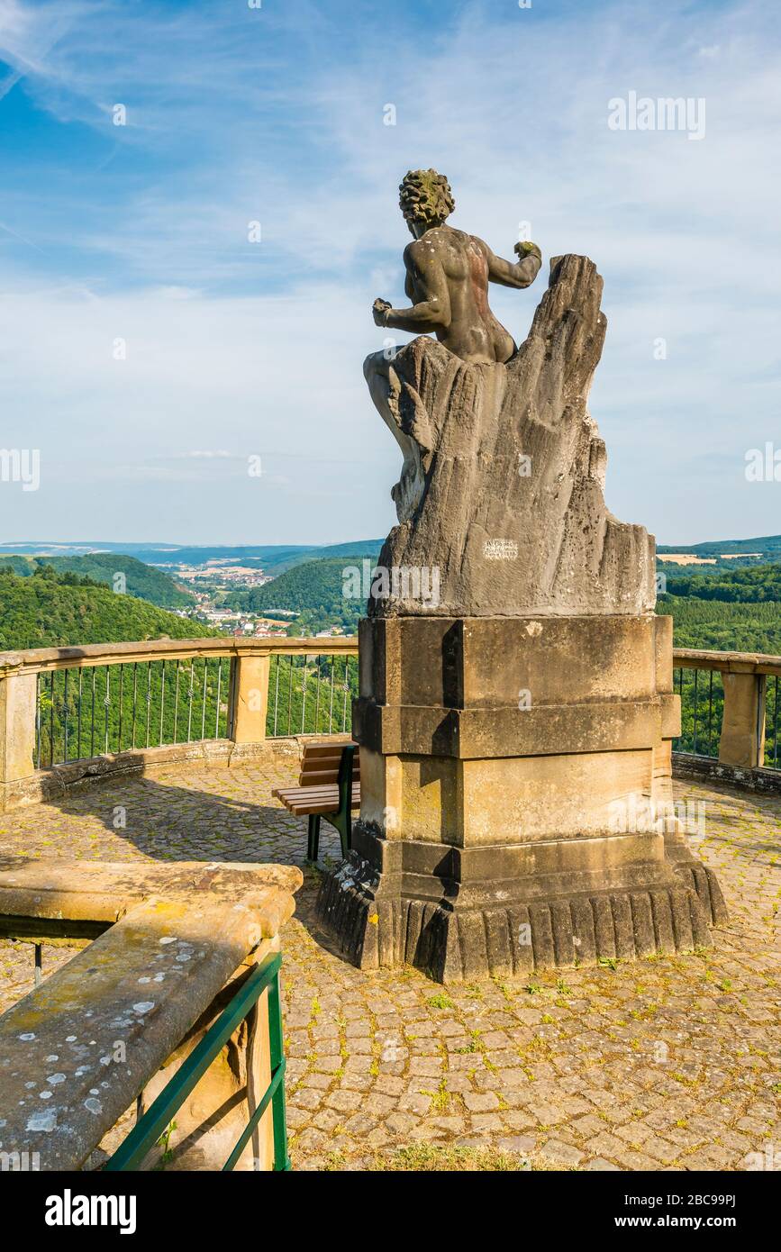 Schloss Dhaun bei Hochstetten-Dhaun an der nahe, Prometheus-Statue, Burgruine, deren palas die "Heim Volkshochschule Schloss DHA" beherbergt Stockfoto