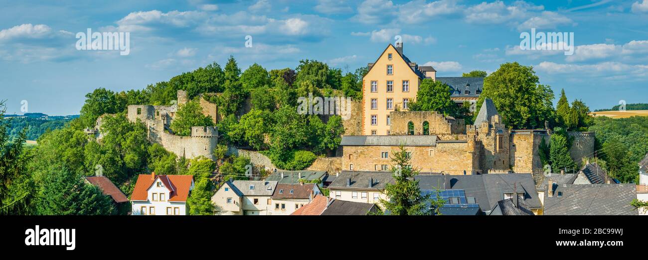 Schloss Dhaun bei Hochstetten-Dhaun an der nahe, Burgruine, deren palas die große Anlage "Heim Volkshochschule Schloss Dhaun" beherbergt Stockfoto