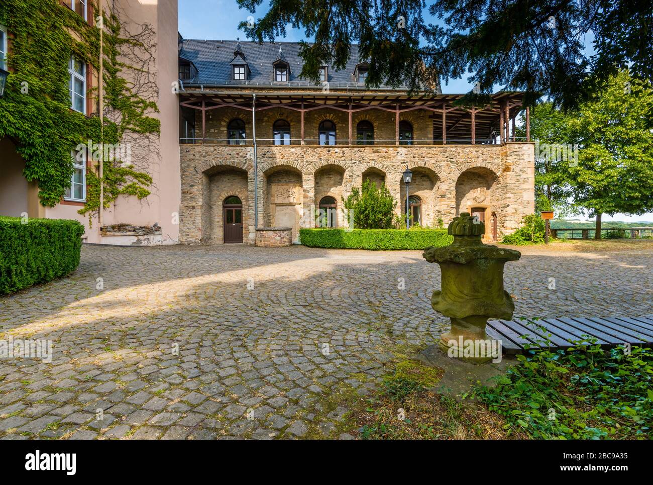 Schloss Dhaun bei Hochstetten-Dhaun an der nahe, Burgruine, deren palas die große Anlage "Heim Volkshochschule Schloss Dhaun" beherbergt Stockfoto