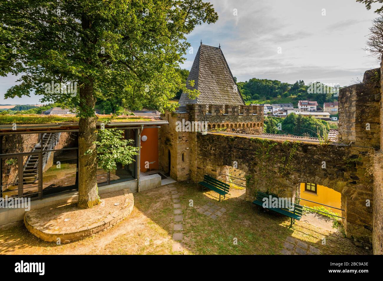 Schloss Dhaun bei Hochstetten-Dhaun an der nahe, Burgruine, deren palas die große Anlage "Heim Volkshochschule Schloss Dhaun" beherbergt Stockfoto