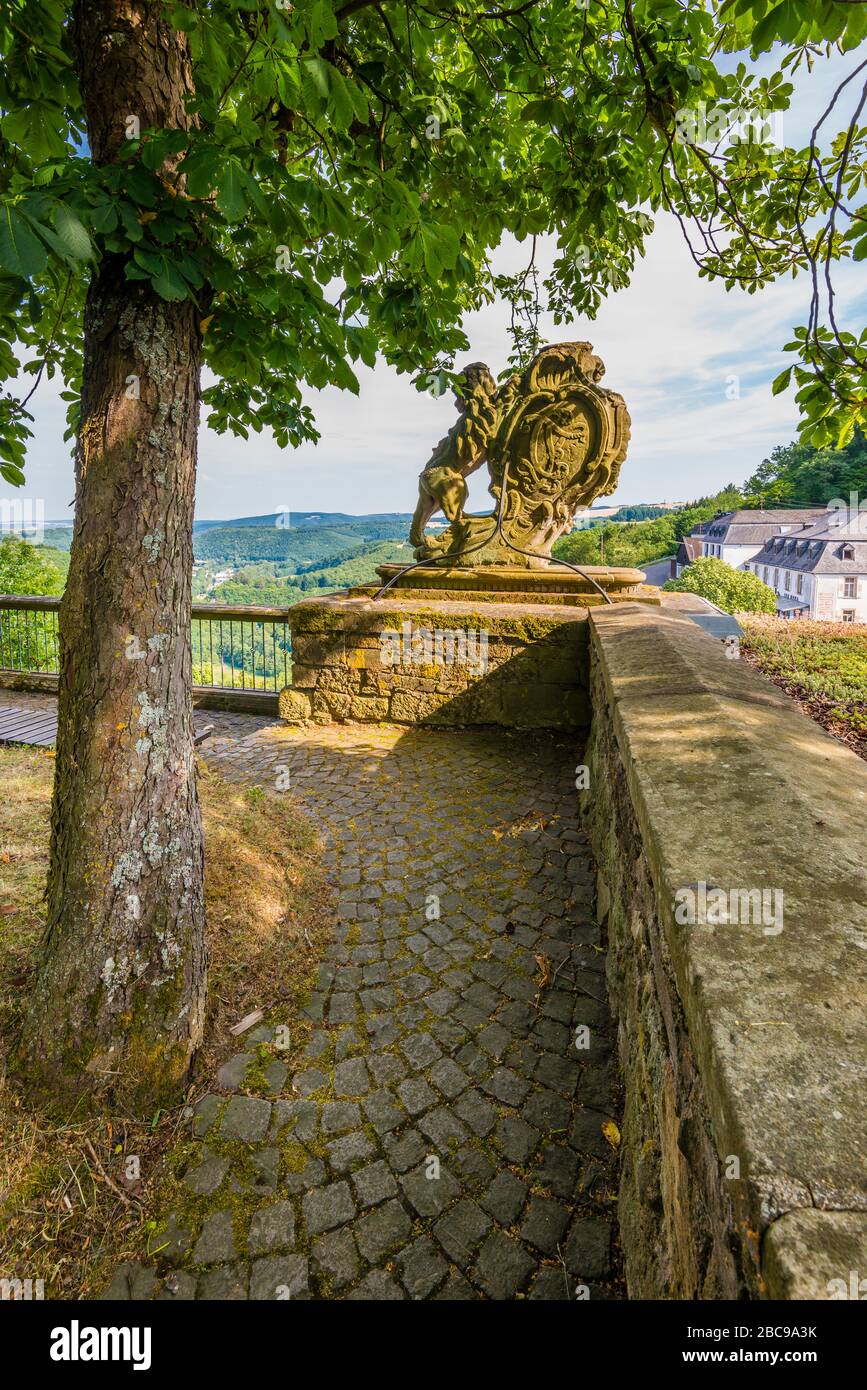 Schloss Dhaun bei Hochstetten-Dhaun an der nahe, hier Skulpturen an der Außenmauer, Burgruinen, deren palas Heimat des "Heim Volkshochsch Stockfoto