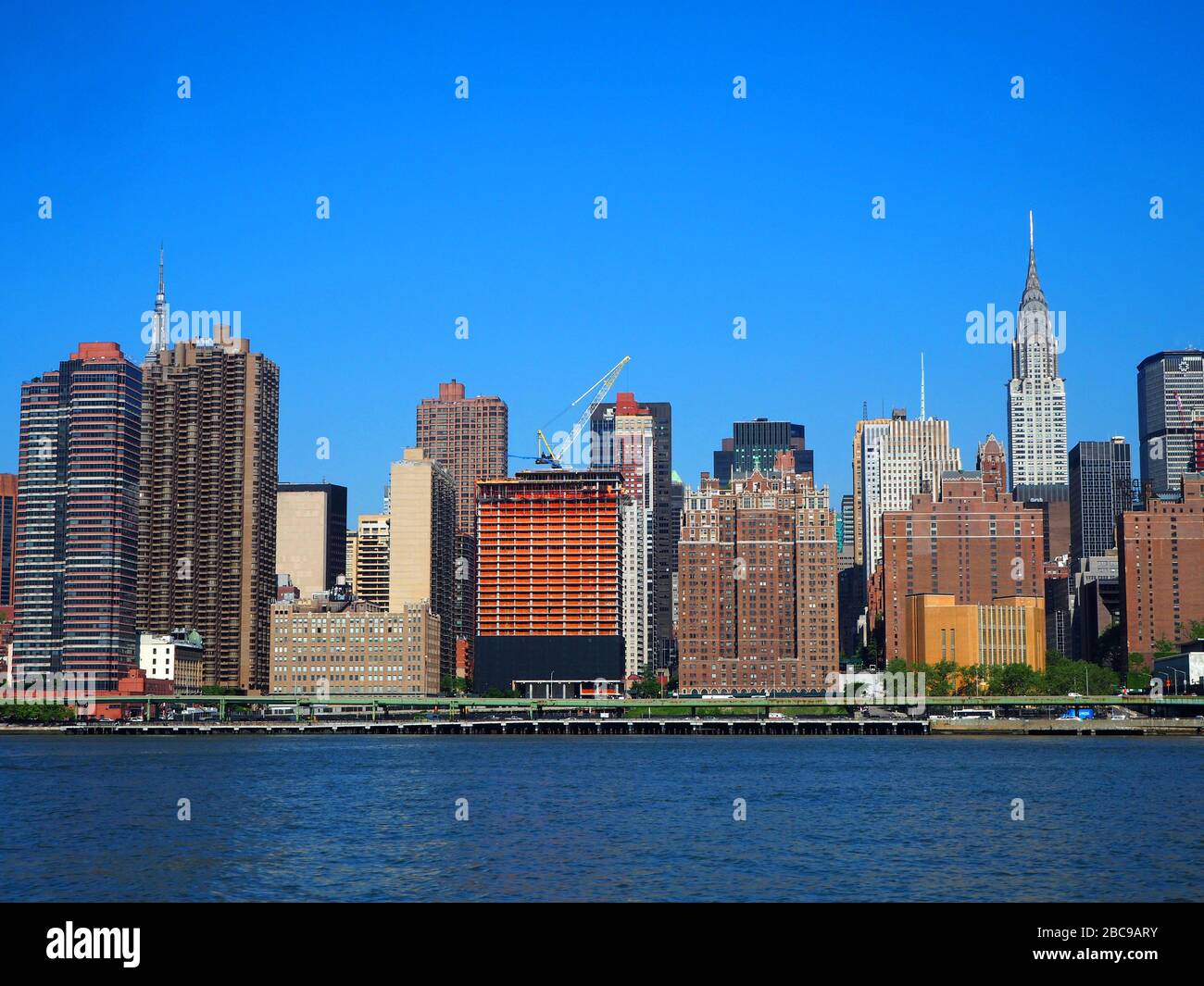 Chrysler Building, vom East River, Manhattan, New York, USA aus gesehen Stockfoto