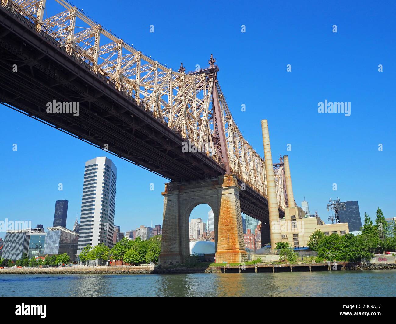 ED Kock Queensboro Bridge, vom East River, New York City, USA aus gesehen Stockfoto