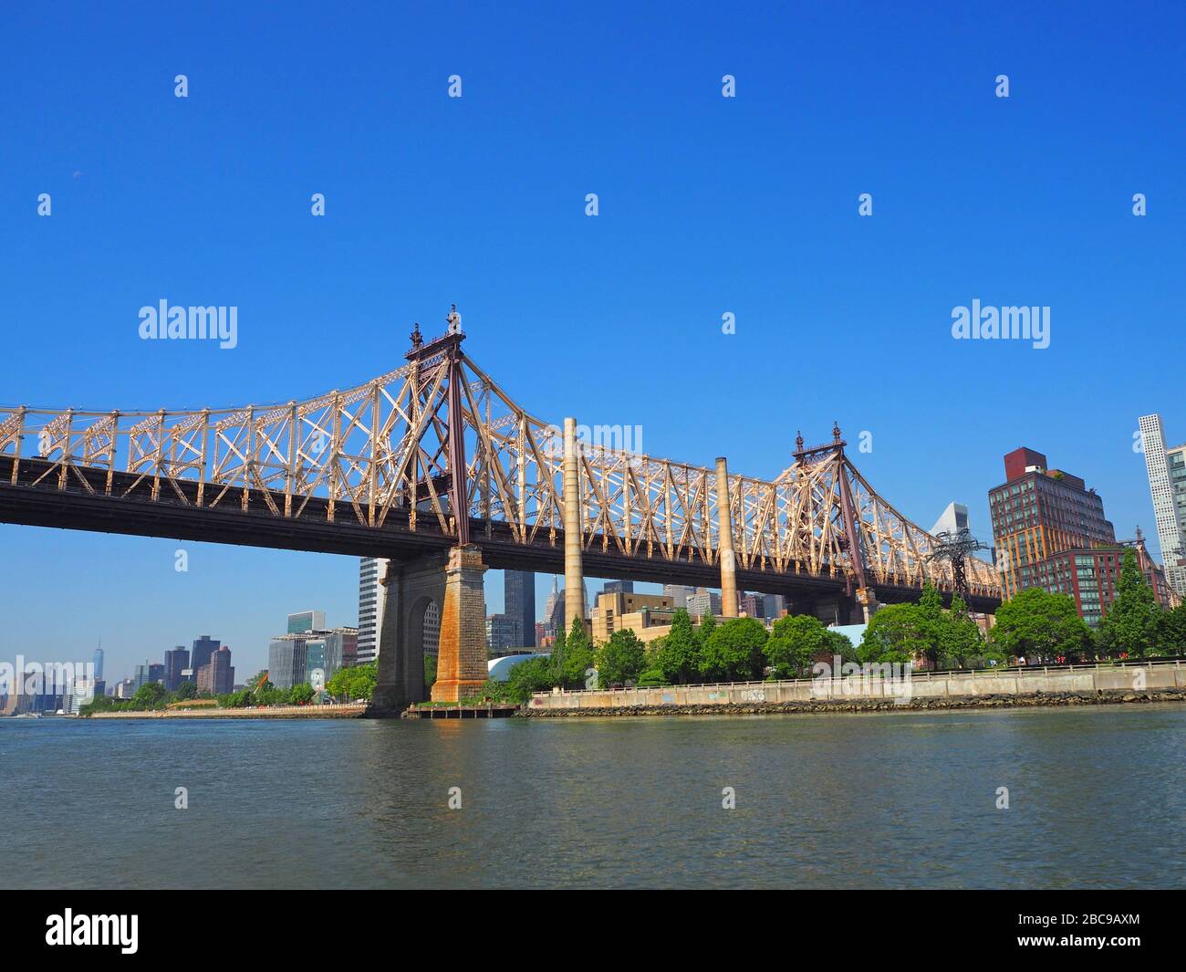 ED Kock Queensboro Bridge, vom East River, New York City, USA aus gesehen Stockfoto