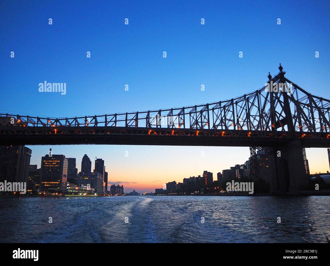 ED Kock Queensboro Bridge, vom East River im Morgengrauen, New York City, USA Stockfoto