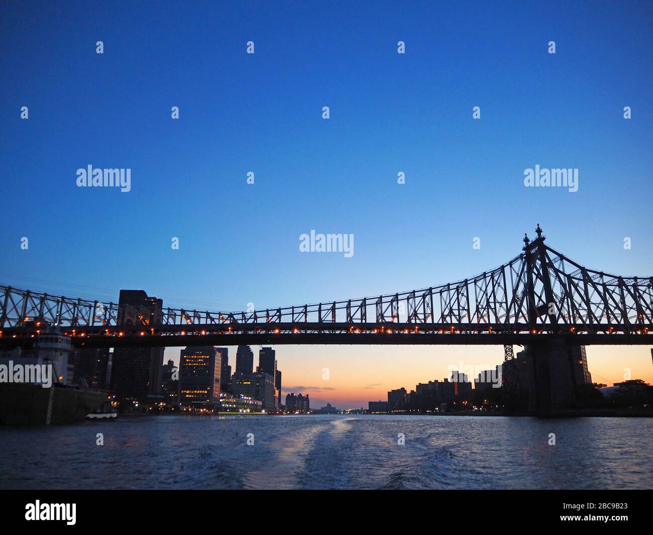 ED Kock Queensboro Bridge, vom East River im Morgengrauen, New York City, USA Stockfoto