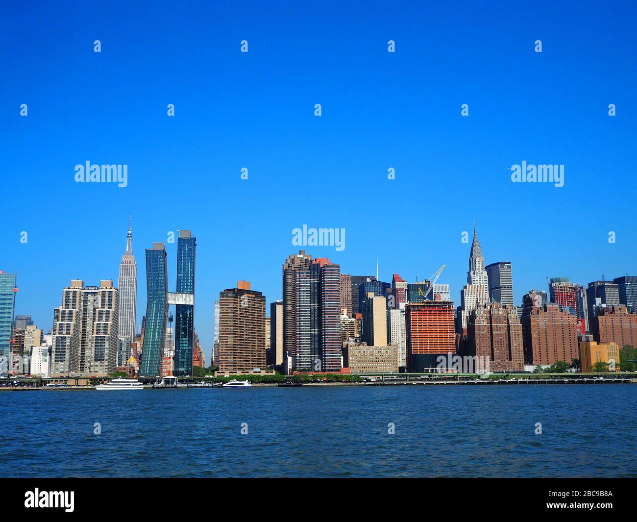 Empire State Building und Chrysler Building, vom East River, Manhattan, New York, USA aus gesehen Stockfoto