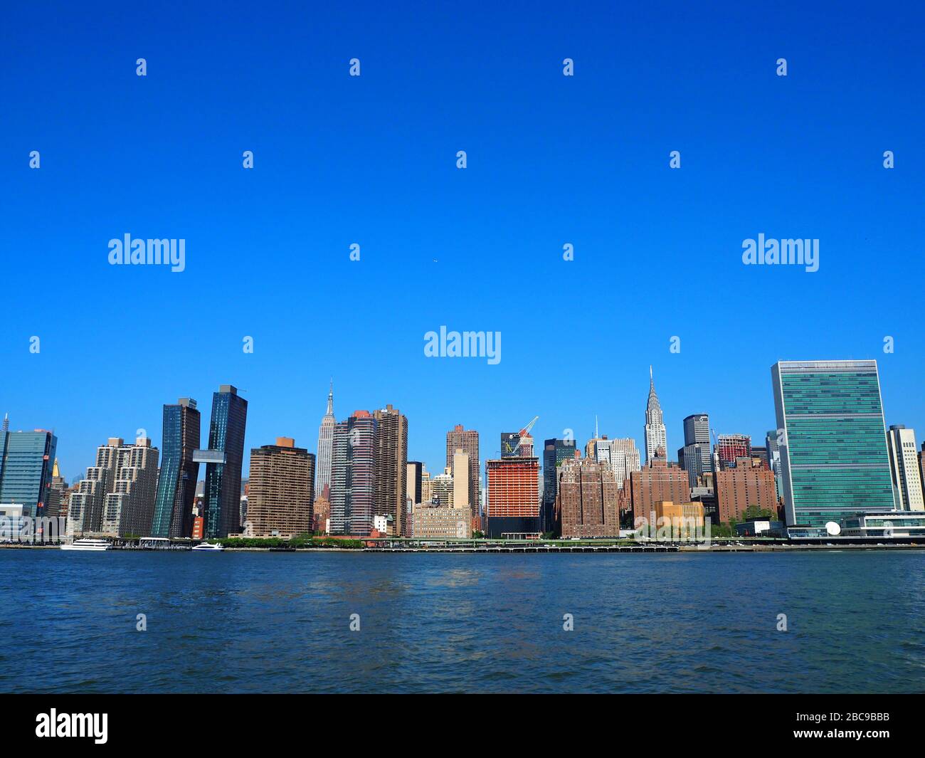 Hauptsitz der Vereinten Nationen, Empire State Building und Chrysler Building, vom East River, Manhattan, New York, USA aus gesehen Stockfoto