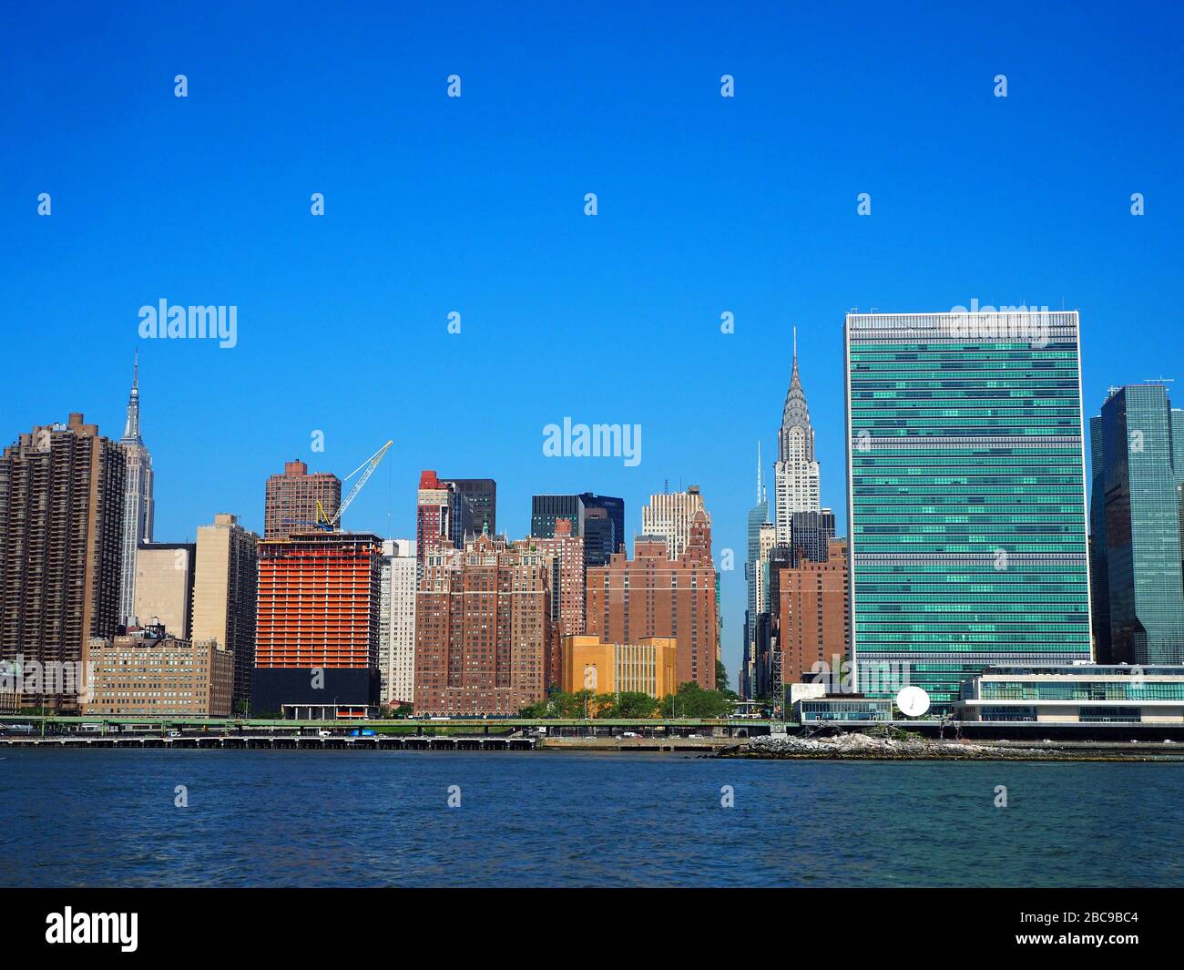 Hauptsitz der Vereinten Nationen, Empire State Building und Chrysler Building, vom East River, Manhattan, New York, USA aus gesehen Stockfoto
